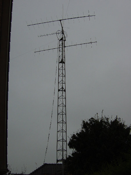 DSC01121.JPG (190.88 KiB) 52414 keer bekeken De VHF/UHF antennes zijn geplaatst