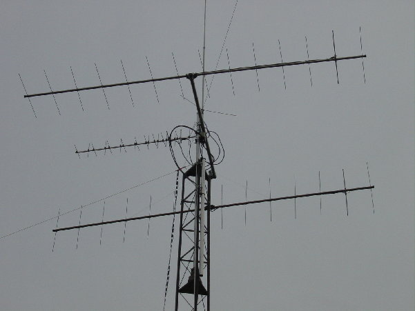 DSC01122.JPG (758.88 KiB) 42040 keer bekeken Zo hangen de antennes dus