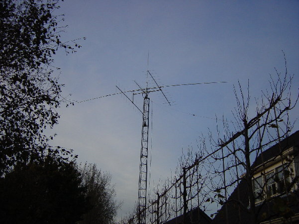 DSC01128.JPG (828.67 KiB) 42055 keer bekeken En zo staat het er nu bij inclusief de 40meter monoband dipool