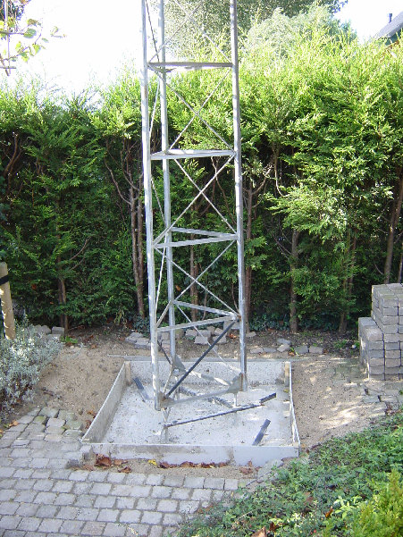 DSC00825.JPG (938.21 KiB) 42025 keer bekeken Het beton is gestort en het eerste deel staat.