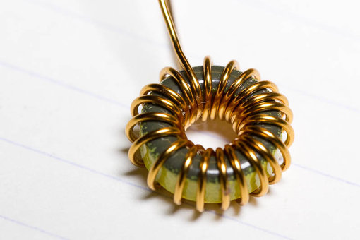 20110312-IMG_7077_800px.jpg (70.96 KiB) 106923 keer bekeken Houd ongeveer deze ruimte aan tussen de wikkelingen. Voorkom dat de lak beschadigd van het koperdraad. Dat is namelijk gelijk de isolatie met de ringkern (hoewel deze ook gelakt is).