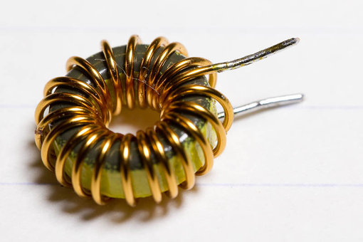 20110312-IMG_7082_800px.jpg (80.31 KiB) 106923 keer bekeken Knip de lengte wat bij en vertin de uiteinden tot deze egaal vertint zijn. Je moet het wel even goed heet maken met de soldeerbout en een flinke druppel tin. Het lak (de isolatie) verbrand dan aan de uiteinden, waardoor het soldeerbaar wordt. Maak de uiteinden nog even schoon voor je de spoel in de print soldeert.