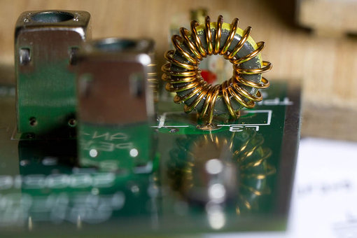 20110312-IMG_7086_800px.jpg (84.95 KiB) 72545 keer bekeken Trek voorzichtig de te solderen pootjes een beetje strak met een tangetje, zodat de spoel stevig zit.