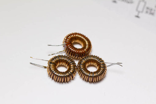 20110313-IMG_7099_800px.jpg (60.5 KiB) 72545 keer bekeken Knip de uiteinden af op de geschikte lengte voor printmontage en verbrand de lak aan de uiteinden door deze te vertinnen met je soldeerbout.