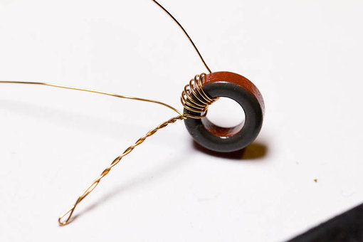 20110314-IMG_7114_800px.jpg (46.83 KiB) 106914 keer bekeken Het ringkerntje van de onderkant bekeken. Na 6 windingen vouw je de draad even om en draait die in elkaar.