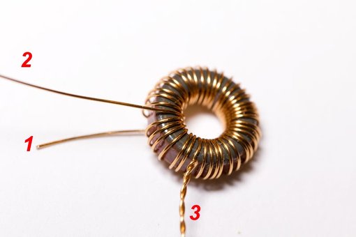 IMG_7116.jpg (28.75 KiB) 106914 keer bekeken Tip: laat de laatste koperdraad (nr. 2) iets langer dan die waarmee je begon (nr. 1). Nr. 3 kun je herkennen aan de gedraaide draad. Dan heb je een goede controle of de spoel juist geplaatst wordt. Na het solderen knip je dat lengteverschil natuurlijk allemaal af.