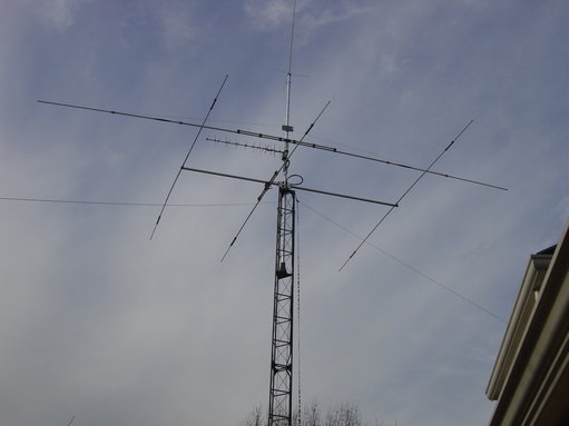 DSC01234.JPG (793.33 KiB) 51501 keer bekeken Zelfde mast andere antenne's