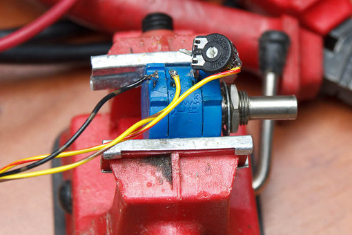 20110819-_MG_8141_800px.jpg (100.27 KiB) 118122 keer bekeken Potmeter op potmeter in de 12V lijn (niet de loper).