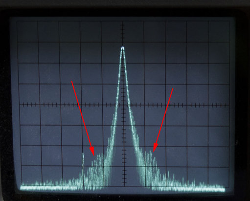 Voor het extra filter_.jpg (90.36 KiB) 125218 keer bekeken Voordat het extra filter was geplaatst. Let op de spikes links en rechts op de helling van de draaggolf.