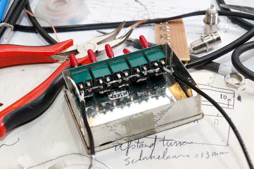 Schakelaars in blikje.jpg (1.04 MiB) 32468 keer bekeken Die afstand van 13mm die je kunt lezen op dat kladblokje, geldt voor de boorgaten