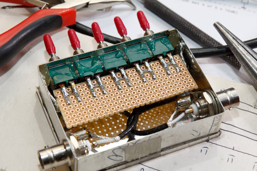 Print op de schakelaars monteren.jpg (1.27 MiB) 43193 keer bekeken later heb ik de coax kabeltjes nog ingekort en minder ver afgestript