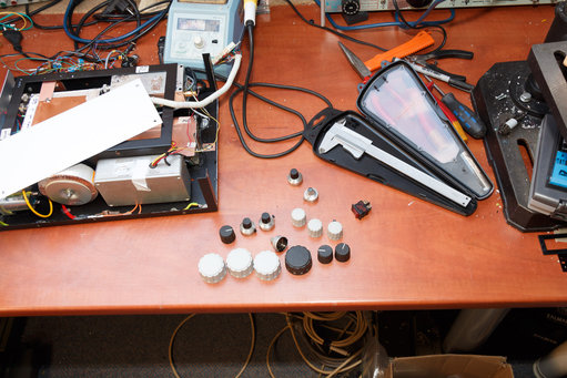 20130118-IMG_0986-3000px.jpg (1.02 MiB) 66811 keer bekeken Knopjes uitzoeken. Deze had ik eerder al op een radiomarkt gekocht.