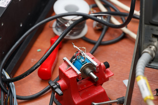 20130119-IMG_0993-3000px.jpg (759.17 KiB) 66811 keer bekeken De Pre-amp in de Dantec tuner is regelbaar en moet je ook van een spanning voorzien. De maximale spanning (ca. 8V) komt kritisch: teveel spanning en de versterking loopt weer terug. Vooral op kortegolf frequenties. Tunen dus! Ik heb de preamp regelbaar gemaakt met een potmeter en de maximale gain getuned met een weerstandsnetwerkje.