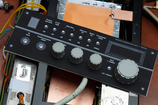 20130119-IMG_0989-3000px.jpg (741.67 KiB) 66832 keer bekeken Proefafdruk op gewoon papier. Dit heb ik al een keer of vier opnieuw gedaan. Kloppen de maten... Staat de tekst wel recht... Hoe vind ik het lijken, etc... Dit is één van de laatste concepten. Er komen nog wat kleine wijzigingen in.