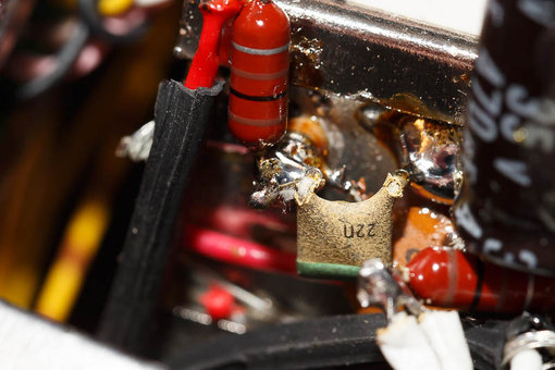 20140108-IMG_6063-800px.jpg (96.94 KiB) 101217 keer bekeken L C filtertje in de VT lijn direct aan de tuner (rechts zie je het 24V VCC filter)