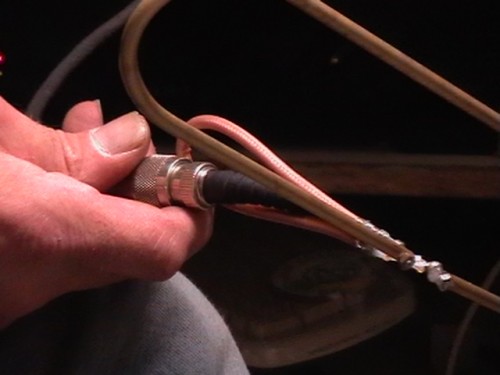 IMGA1832.JPG (100.33 KiB) 184186 keer bekeken Voorbereiden van de dipool. Verderop zie je een foto van hoe hij in de beam zit.